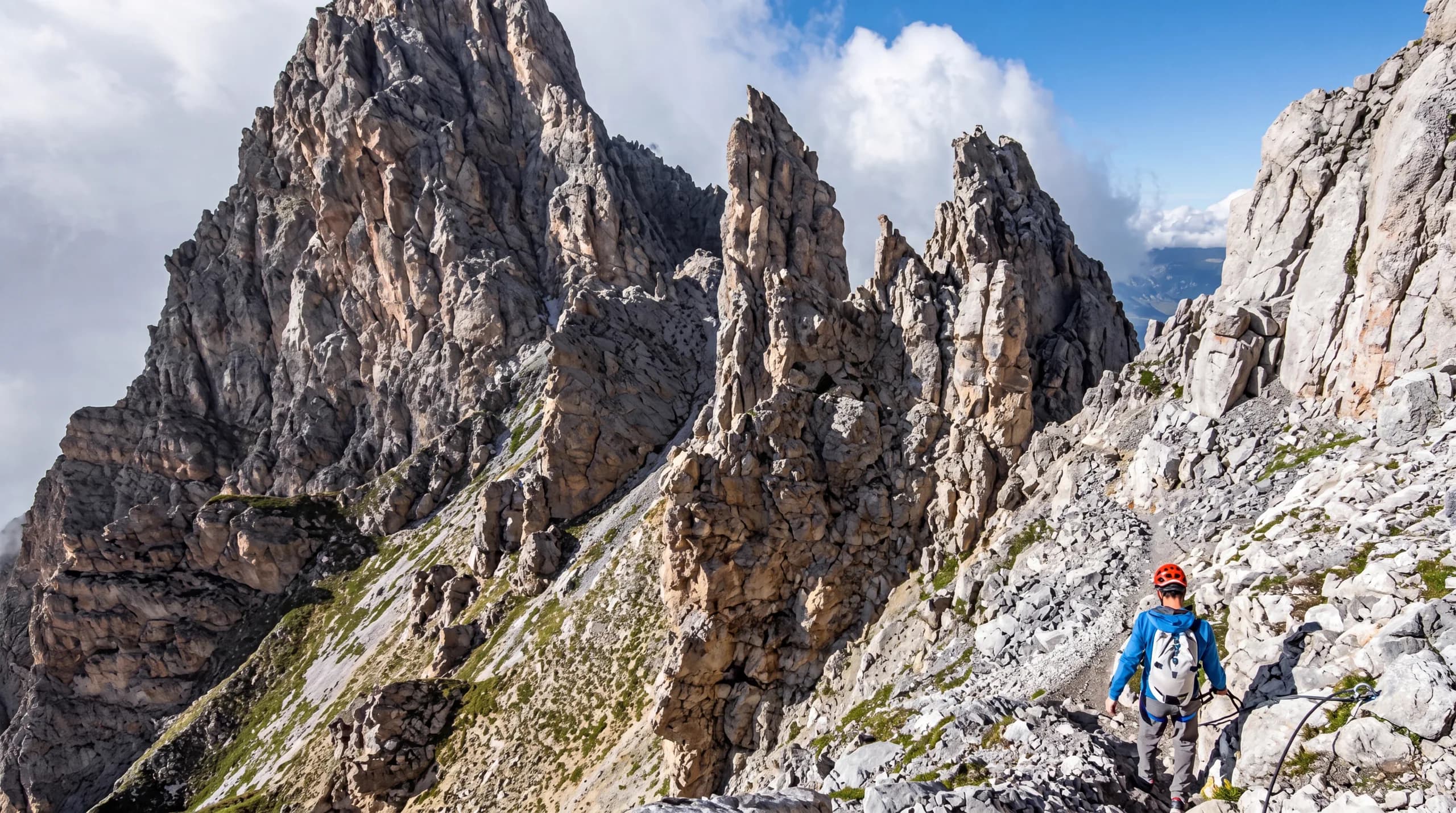 Vue sur la via ferrata de la Saulire-Burgin au-dessus de la vallée de Méribel en été