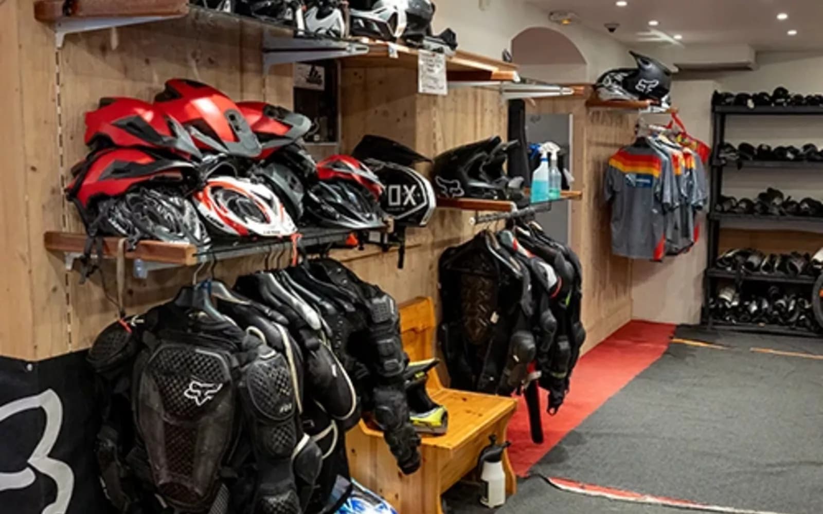 Magasin de sport à Méribel avec vélos et fat bikes disponibles à la location en hiver