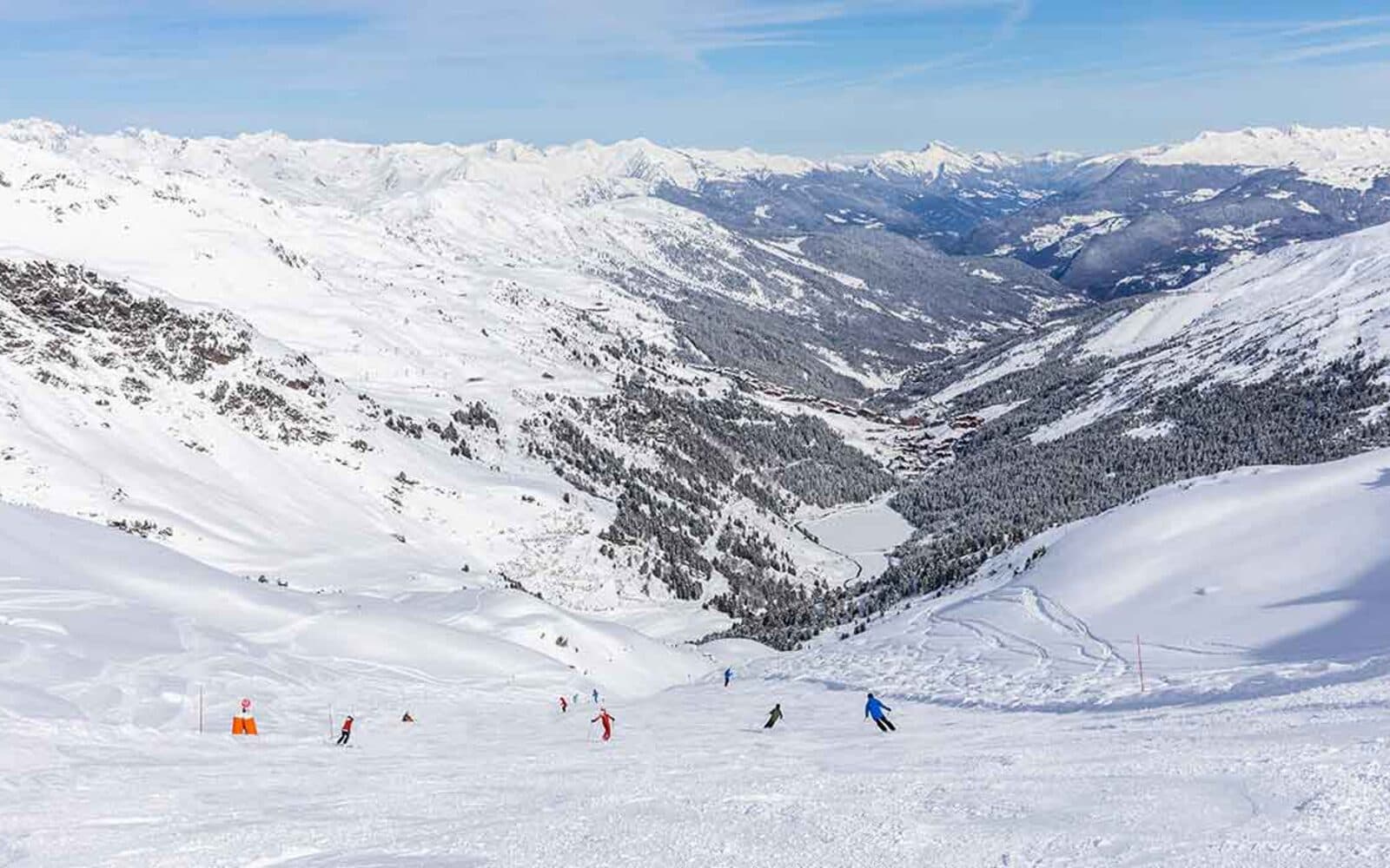 Skieurs expert descendant les combes du Vallon dans de la poudreuse, Méribel