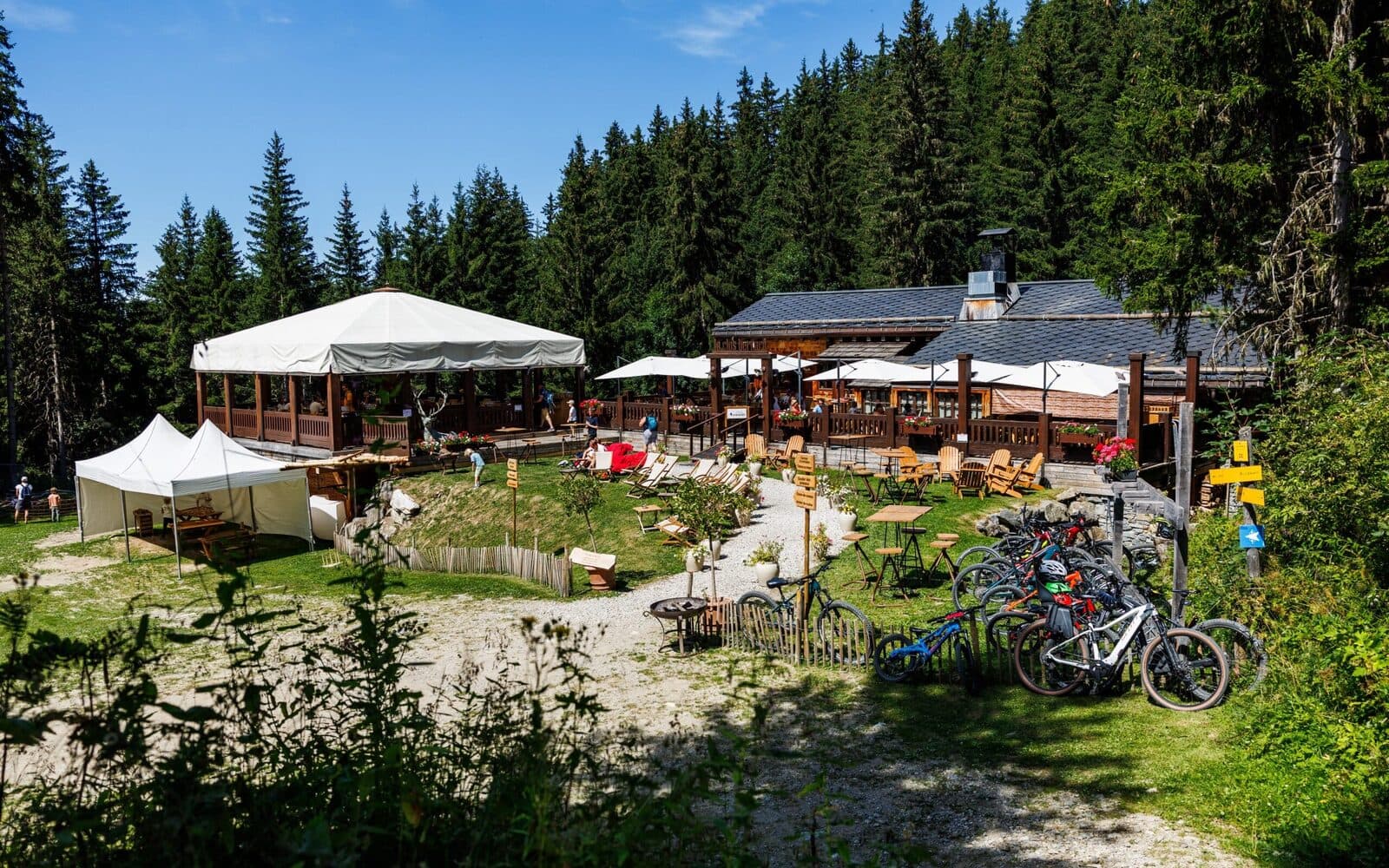 Vue sur Brides-les-Bains et la vallée en été, porte d'entrée thermale des 3 Vallées