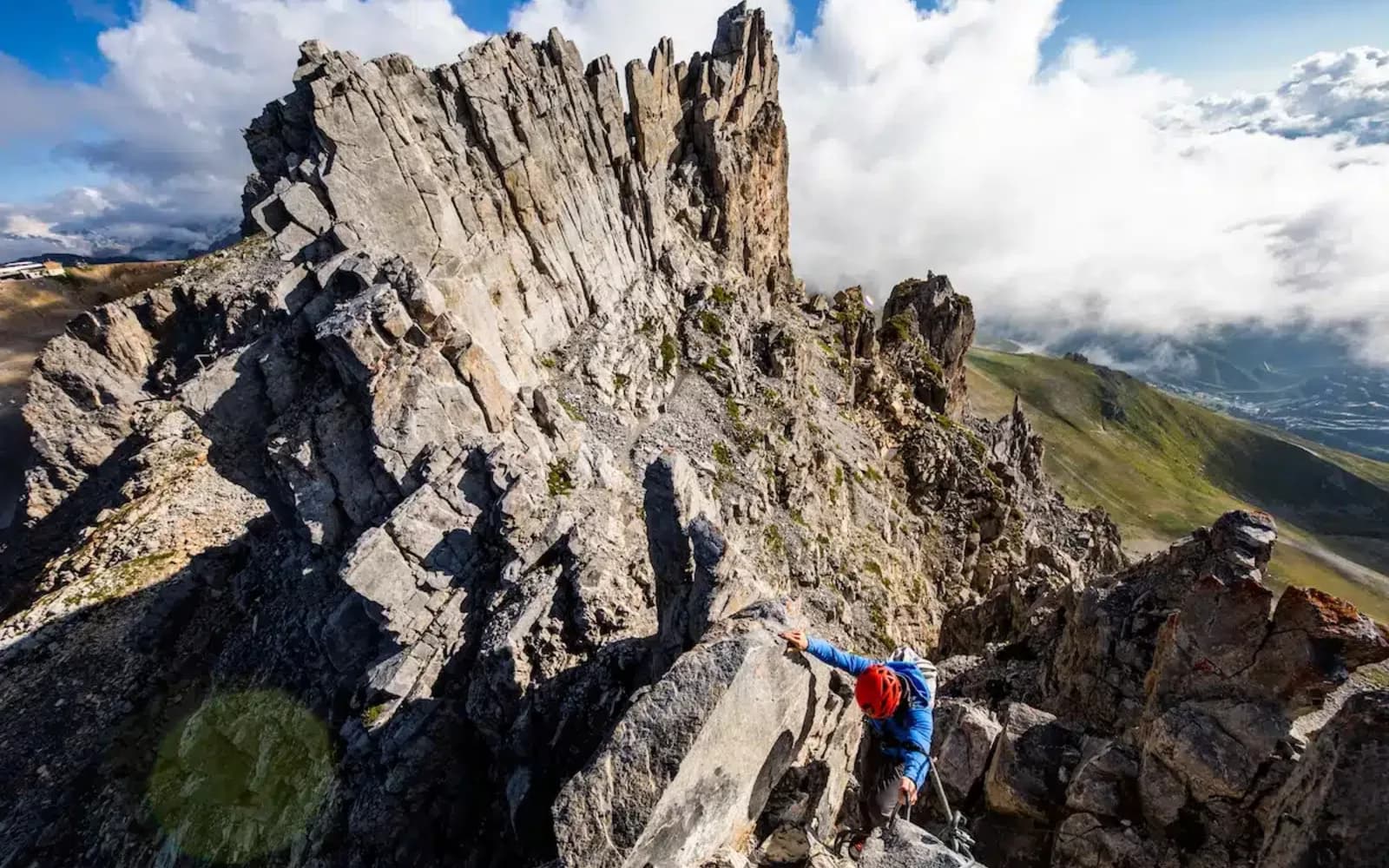 Vue plongeante depuis un site de grimpe au-dessus de la vallée de Méribel en été
